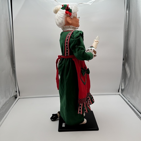 Holiday Creations Mrs. Claus Animated Lighted Christmas Holiday Decoration. - Picture 3 of 17